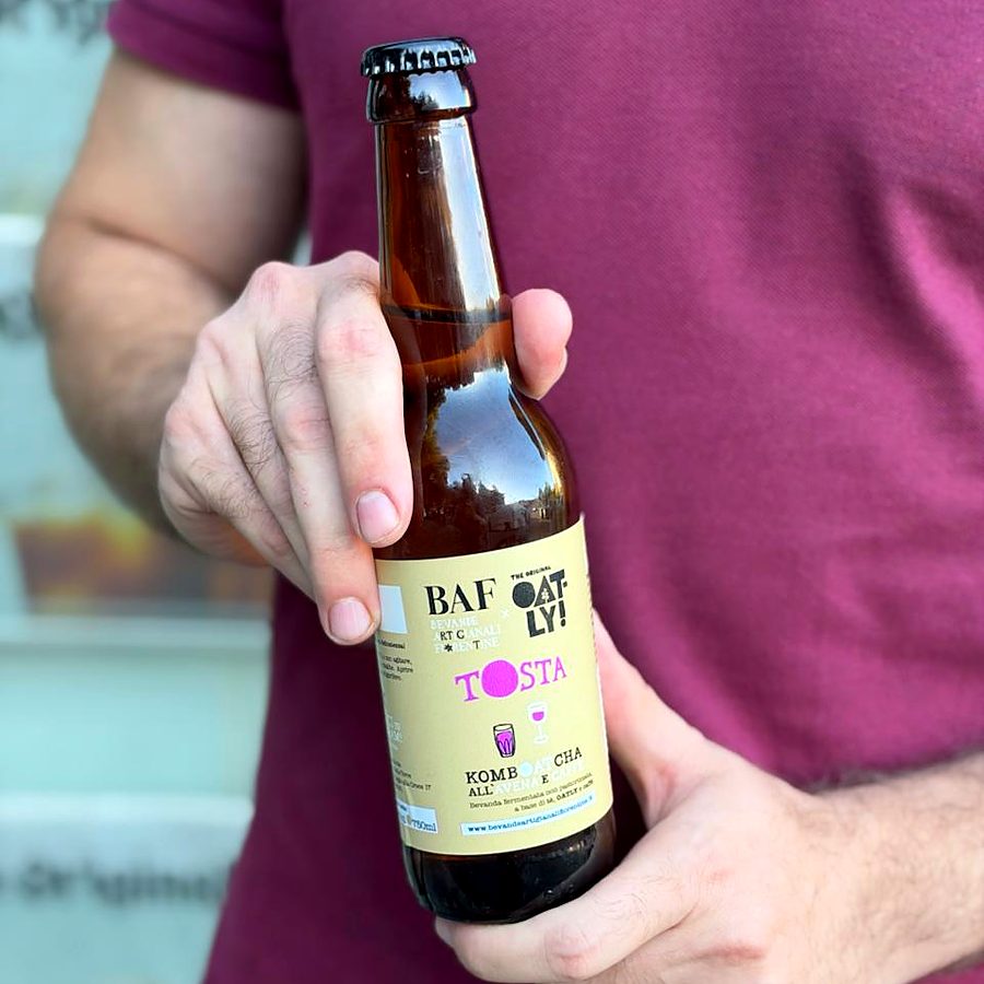 La Tosta, kombucha BAF × Oatly, in mano
